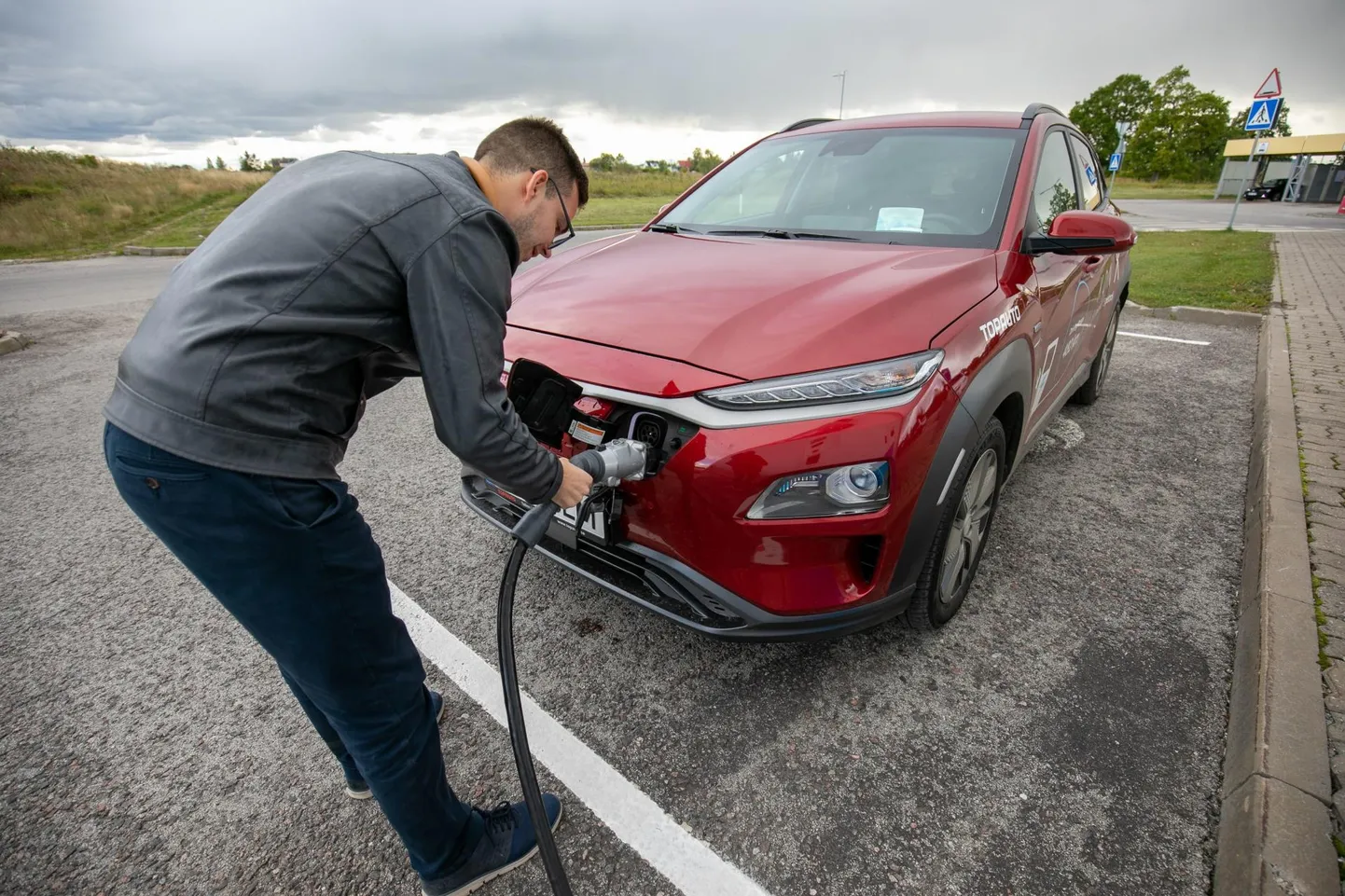 Jõudsalt on kasvanud elektri- ja hübriidsõiduautode osakaal, mis juunis moodustas müügist 14 protsenti.  FOTO: Ain Liiva