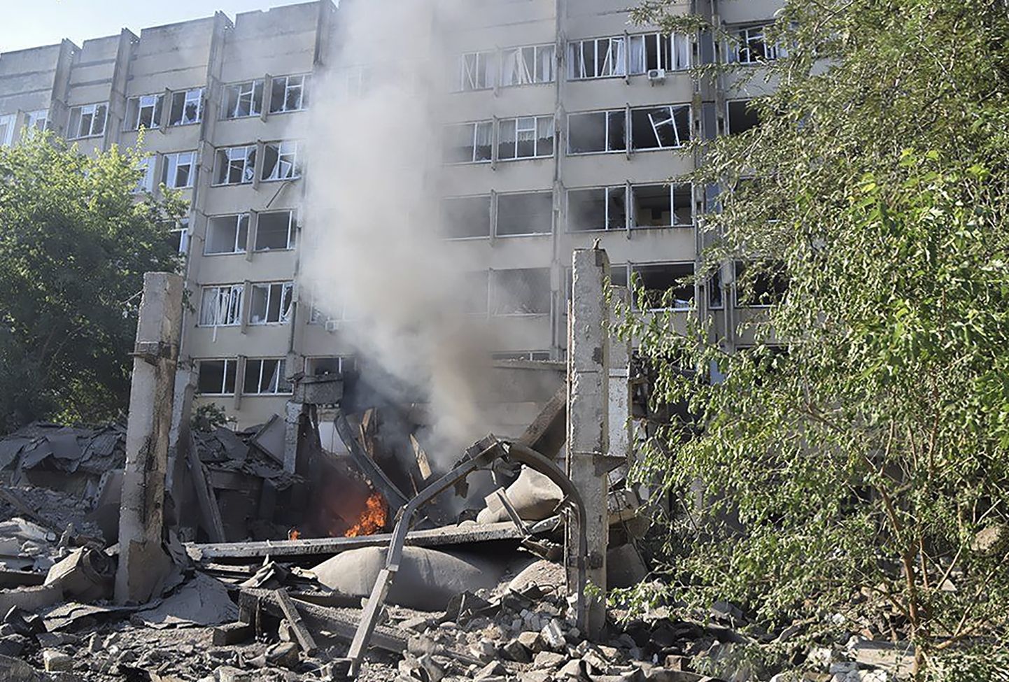 Ukrainas Ārkārtas valsts dienesta preses dienesta rīcībā esošā izdales materiāla fotoattēlā redzama pēc apšaudes bojāta ēka Mikolajivā, Ukrainā, 2022. gada 17. jūlijā.