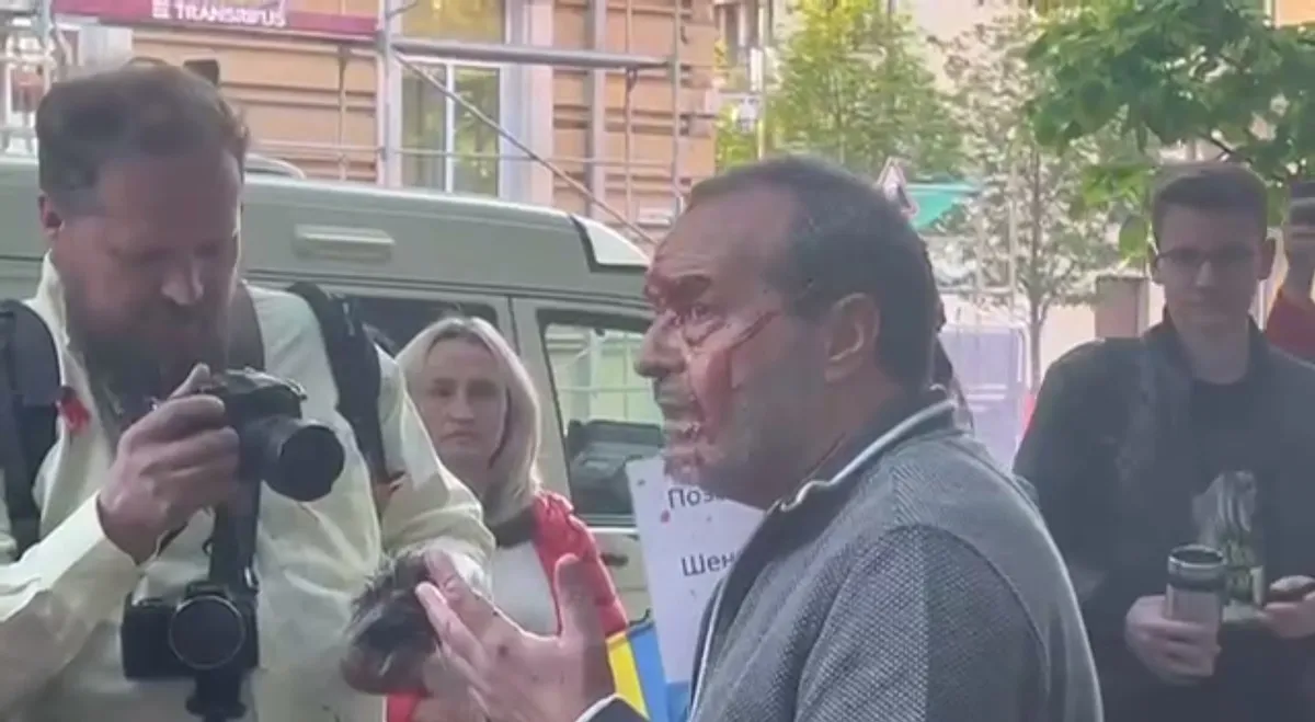Активисты в Вильнюсе облили Виктора Шендеровича кетчупом, 11 мая 2023 года.