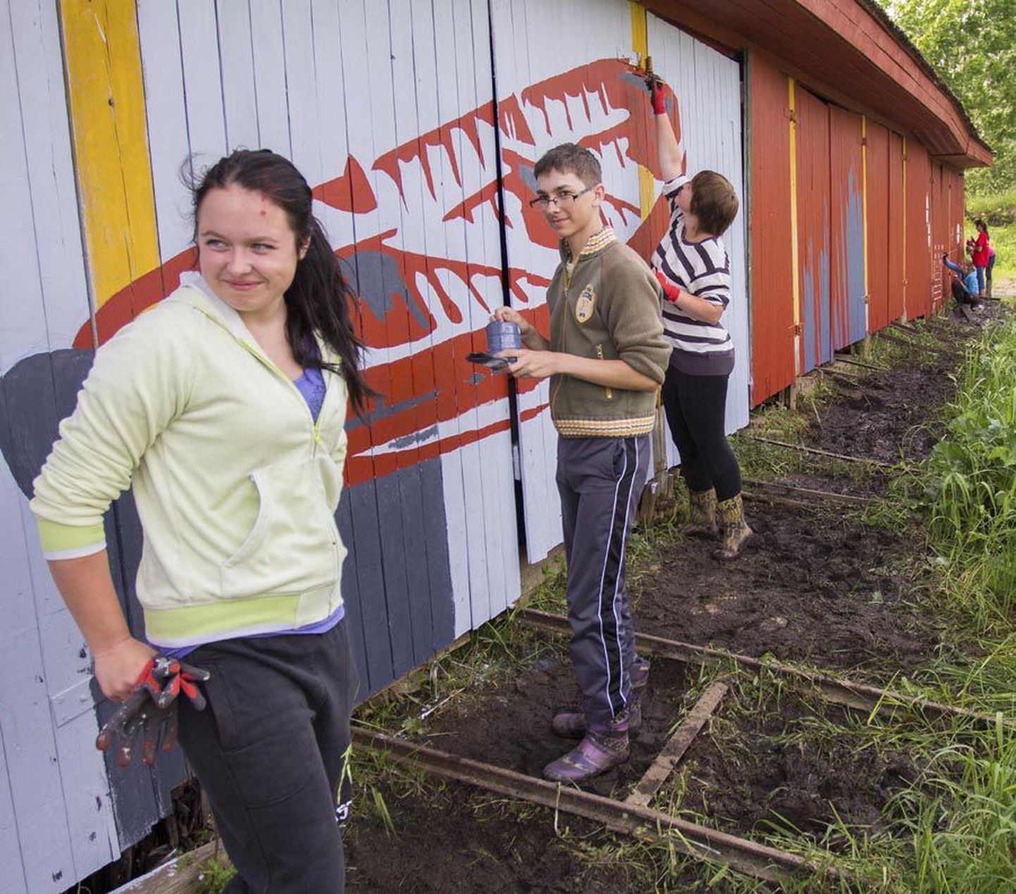 Töömaleva noortele (vasakult) Maarja Milistverile, Renee Treile ja Triin Toomsoole värvimistöö meeldib.