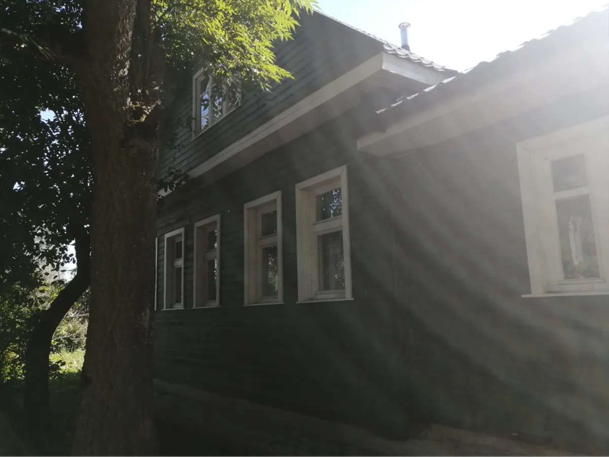 T.Ždanokas dzimtas māja atpūtnieku iecienītajā Valdajā. Pirms un pēc pārbūves, kuru, kā noprotams no epastiem, apmaksāja eiroparlamenta deputāte.