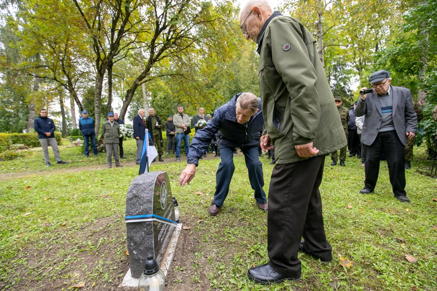 Mälestuskivilt eemaldasid lindi Ruuben Lambur (esiplaanil) ja Ervin Piirsalu.