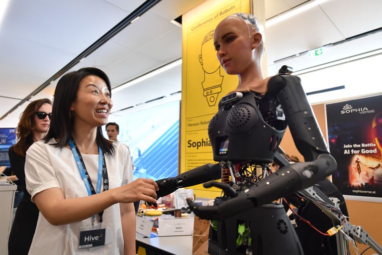 Genfis eile lõppenud tehisintellekti konverentsil olid täieõiguslike liikmetena ka humanoidrobotid. Pildil suhtleb osaleja inimesesarnase robotiga Sophia