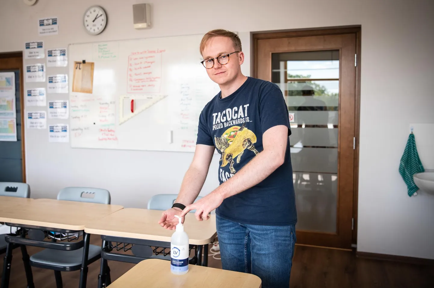 «Klassiruumide pidev tuulutamine. Talvekuudel on see ehk natuke keerulisem, aga me siiski proovime lähtuda sellest, et saaksime klassiruume tuulutada nii palju kui vaja,» ütles õpetaja Martin Tamm, mis on uus tavalises koolis. FOTO: Madis Veltman