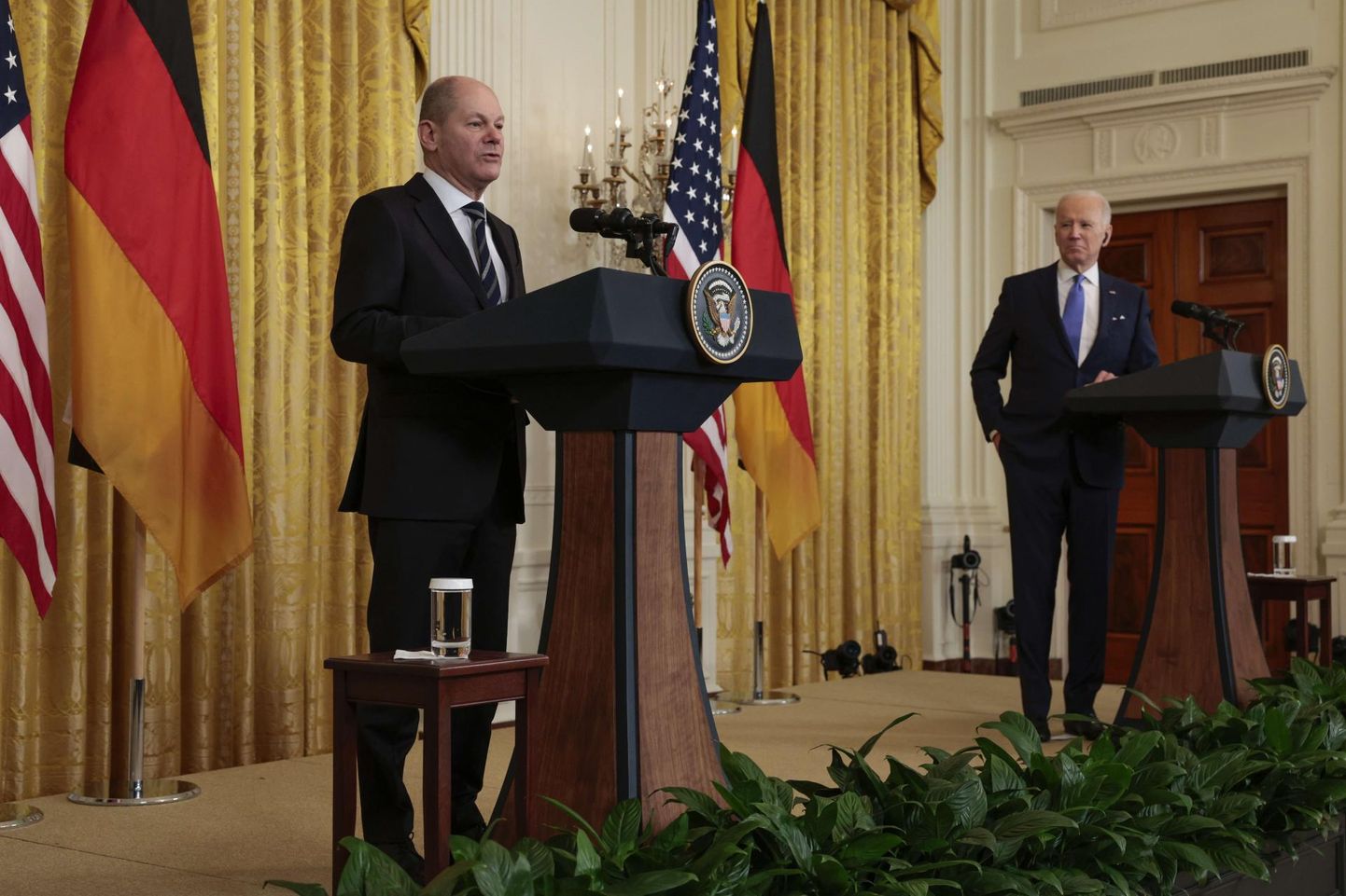 Saksamaa kantsler Olaf Scholz (vasakul) ja USA president Joe Biden üleeile ühisel pressikonverentsil Valges Majas. 