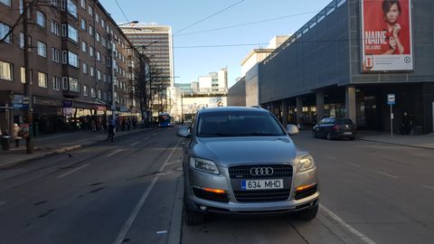 Фото: гений парковки оставил свой внедорожник прямо на островке безопасности в центре Таллинна