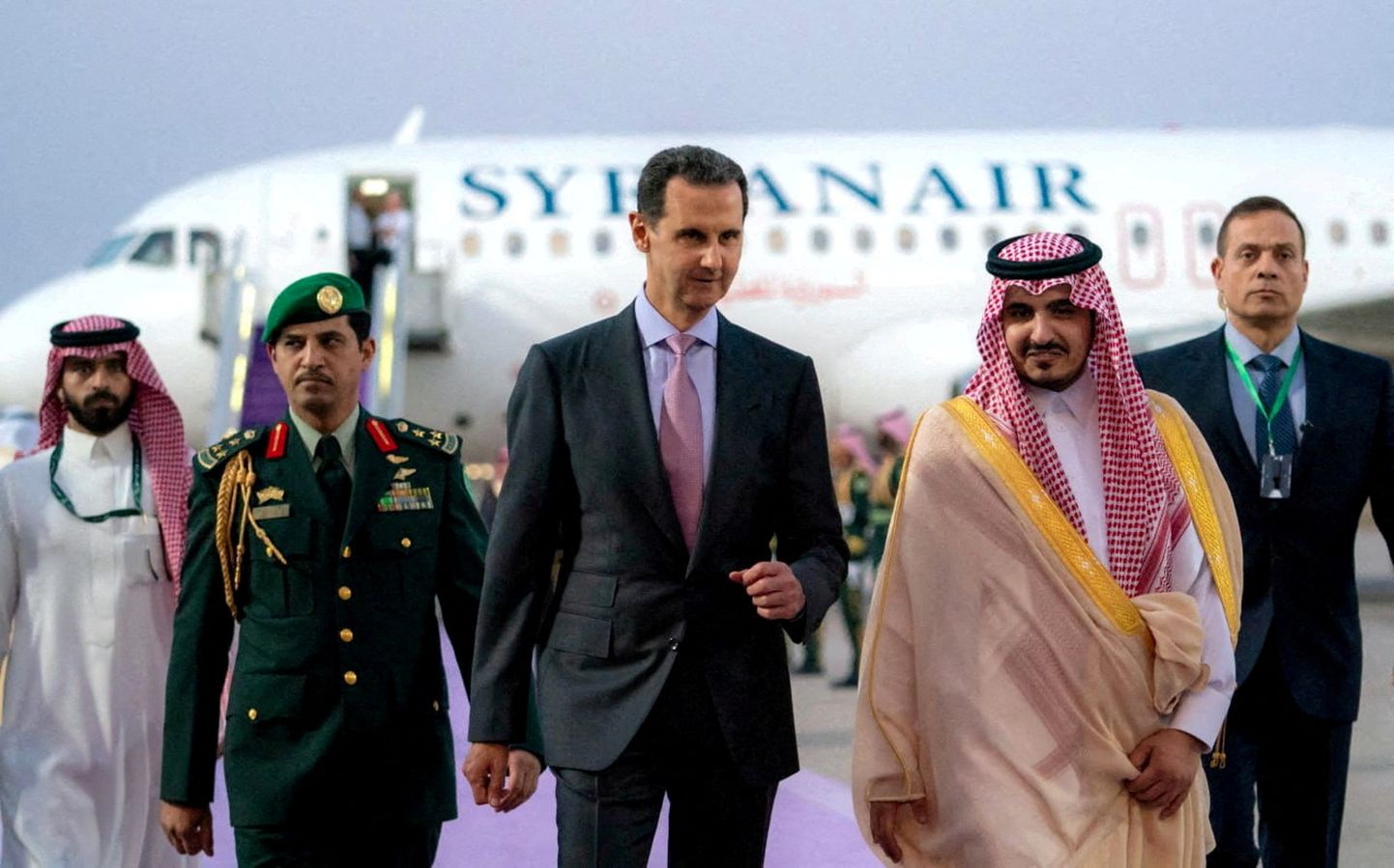 Süüria president Bashar al-Assad (keskel) saabub Saudi Araabia linna Jeddah'sse 18. mai 2023.