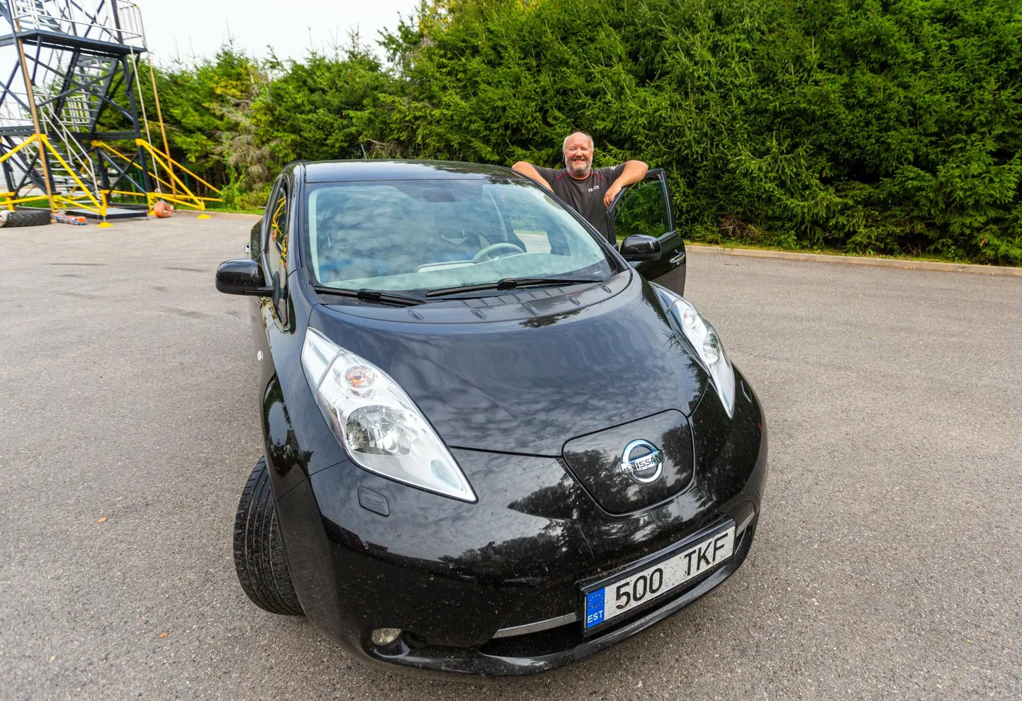 Päästjana leiba teeniv Kalev Mäekalle soetas mullu elektriauto Nissan Leaf. Autot saab ta laadida ka maakodus, kus on kahe kilovati jagu päikesepaneele.