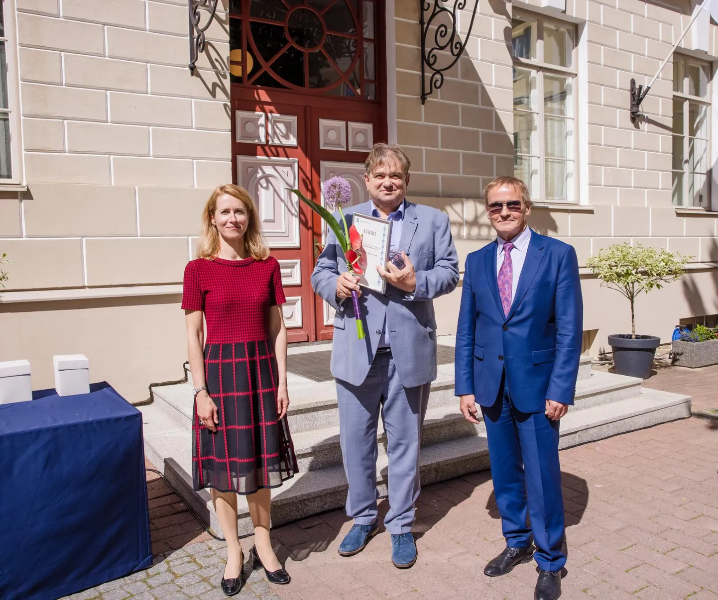 Aktsiaselts Aken ja Uks pälvis peaministrilt regionaalmaasika autasu. Seda käis vastu võtmas juhatuse liige Imre Michalsky (keskel), kes on pildil koos peaminister Kaja Kallase ja riigihalduse ministri Jaak Aabiga.