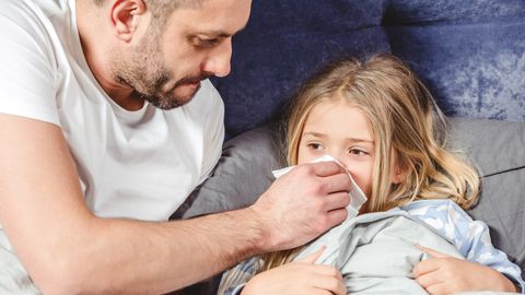 Paragripi tunneb ära kõigepealt valusa kurgu järgi, kuid tavaliselt ei jää tulemata ka nohu ja haukuv köha. Paragripi tunneb ära kõigepealt valusa kurgu järgi, kuid tavaliselt ei jää tulemata ka nohu ja haukuv köha.