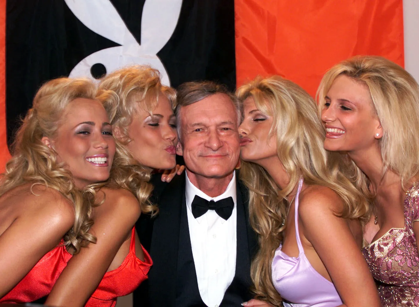 Meesteajakirja Playboy asutaja Hugh Hefner koos Playboy jänkudega Prantsusmaal 2017. aasta septembris.