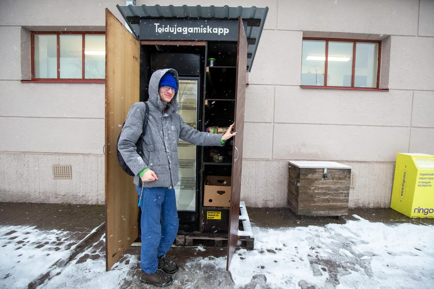 Tudeng Alar Rõigas on harjunud möödaminnes toidukappi sisse kiikama, et kas seal midagi meelepärast leidub. Eile lõunal oli turuhoone kapis eri salateid ja saiu.