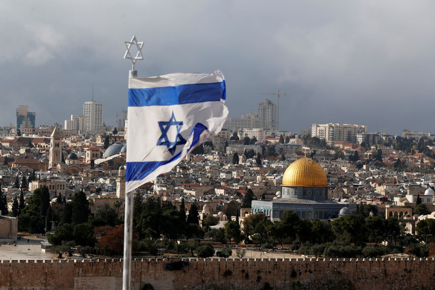 Iisraeli lipp kõrgub Jeruusalemma vanalinna kohal.