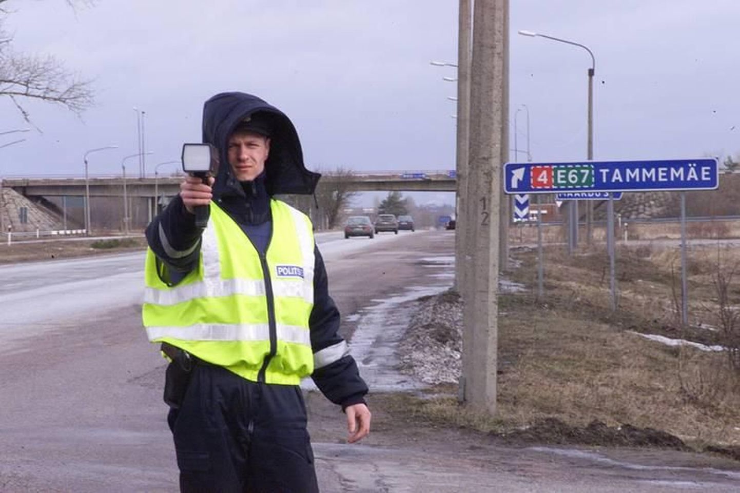 Politseinik Pärnu maanteel Kanama viadukti juures kiirust mõõtmas.