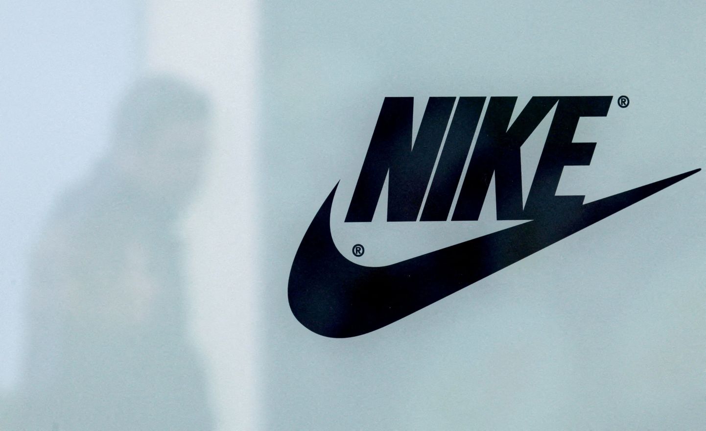 Nike logo Moskva lähistel suletud kaupluse aknal.