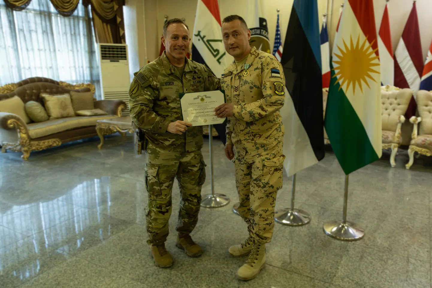 Vanemveebel Marko Taluste andis medali üle operatsiooni Inherent Resolve sõjalise nõustamise grupi ülem brigaadikindral Michael W. Ecker.