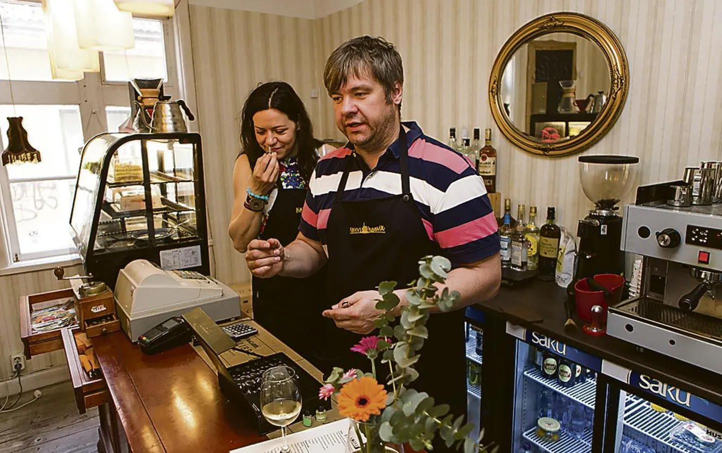 Kohvihooviku perenaine Inger Udeküll ja Aivar Vipper tegid mängude öö puhul külalistele lõhnaviktoriini.
