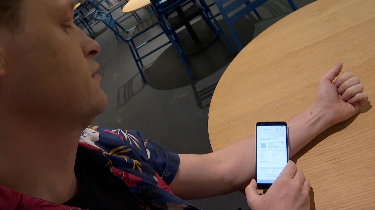Rootsi idufirma DSruptive Subdermals tegevjuht Hannes Sjöblad näitamas, kuidas nutitelefoni abil naha alla pandaval kiibil olevat infot lugeda