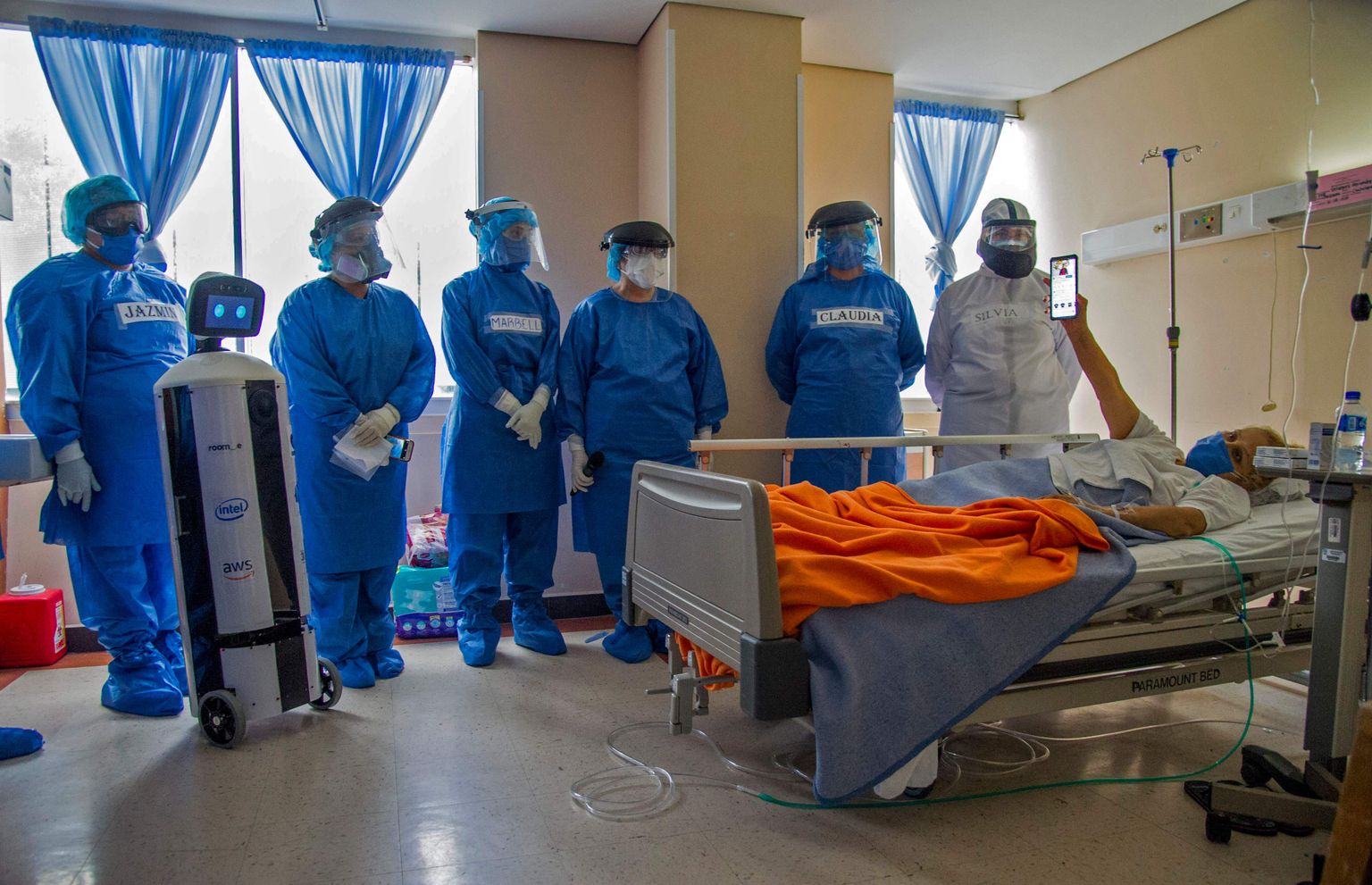 COVID-19 55-aastane patsient Rosa Maria Velazquez Fernandez, tervishoiutöötajad ja LaLuchy Robotina Riiklikus meditsiinikeskuses November 20.