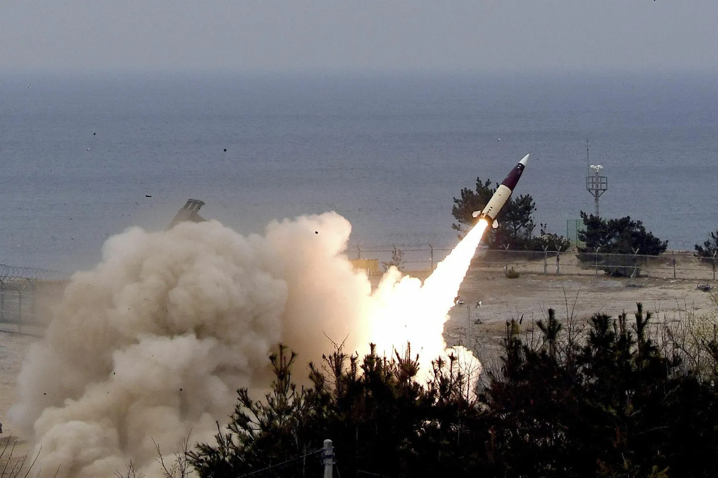 Raketi ATACMS väljatulistamine sõjaväeõppustel Lõuna-Koreas. Sama relva on nüüd edukalt kasutanud ka Ukraina armee.
