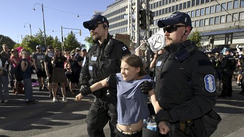 Greta Thunberg peeti Helsingis meeleavaldusel kinni