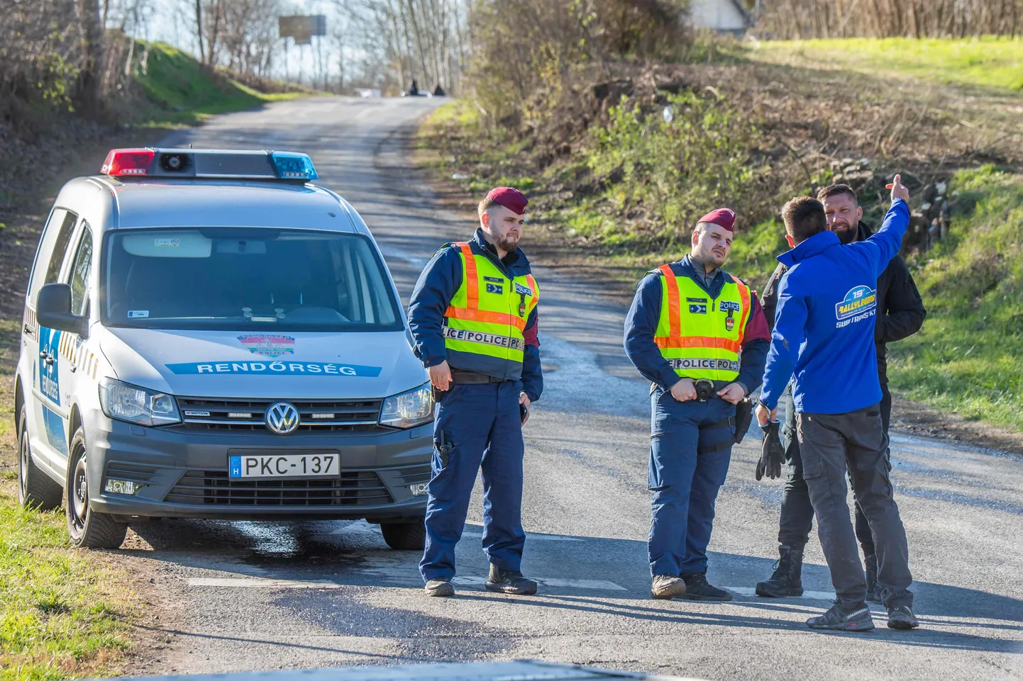 Politseinikud pühapäeval Ungaris Esztergomi läheduses toimunud ralliõnnetuse sündmuskohal.