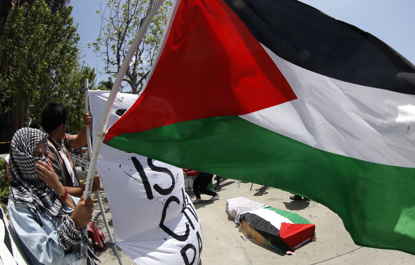 Protestētājs pie ASV konsulāta Jeruzalemē. Ilustratīvs attēls 