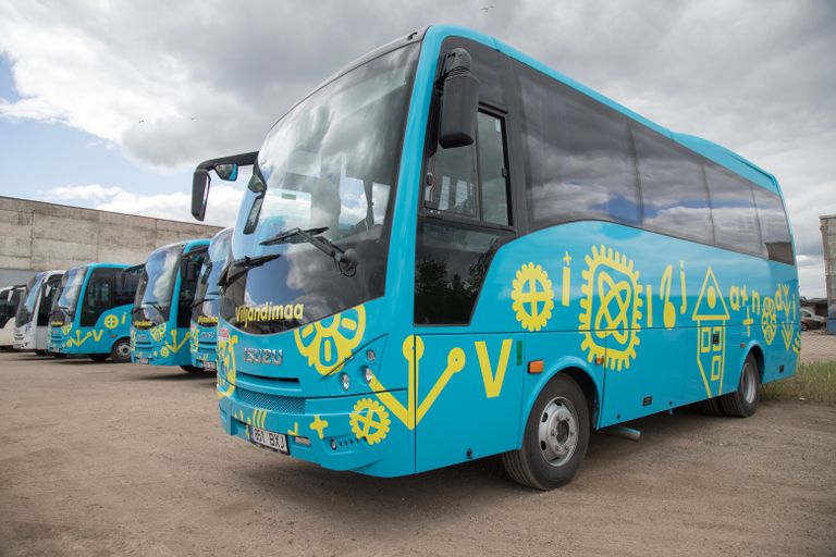 Esimesed uued ja juulist sõitma hakkavad bussid on Atko Grupp juba Viljandisse toonud. Need sinised Isuzu bussida hakkavad sõitma maakonnaliinidel.
