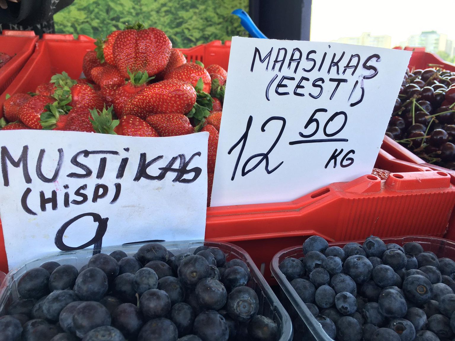 Эстонская клубника на прилавке.