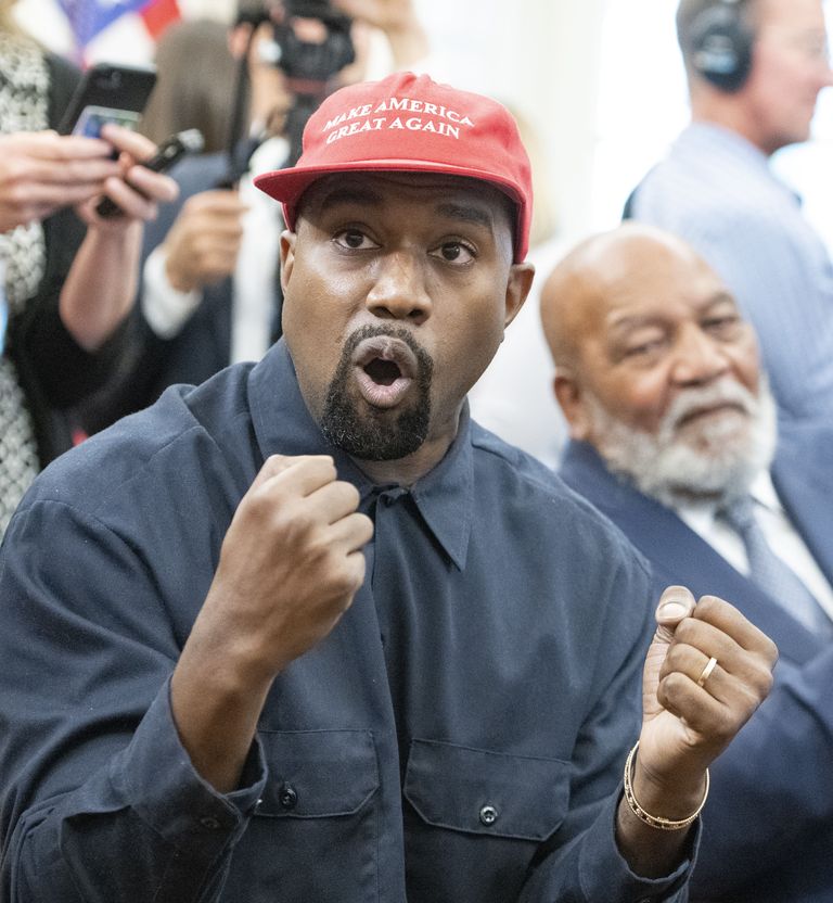 Kanye West kandis 2018. aastal president Donald Trumpiga kohtudes mütsi sõnumiga «Make America great again» («tehke Ameerika uuesti võimsaks» - toim.).