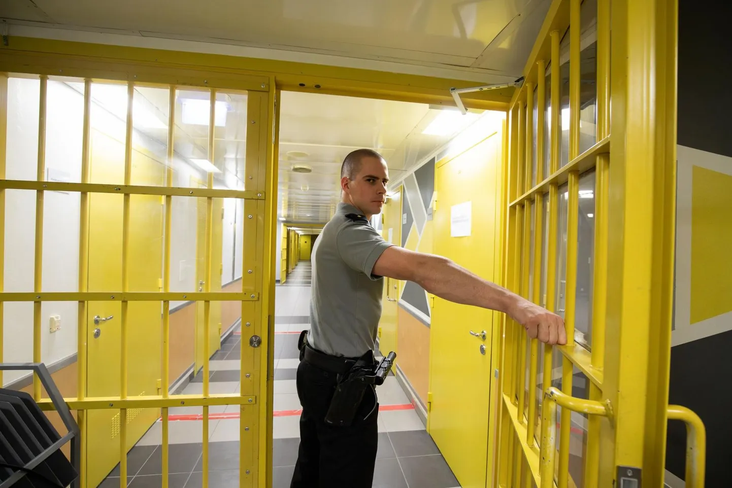 Viru vangla saateüksuse vanemvalvur Risto Männi on mõne aastaga teinud karjääriredelil muljetavaldava tõusu. Nüüd on tema ülesanneteks teiste valvurite treenimine ja vangide saatmine, näiteks haiglavisiitide ajal.