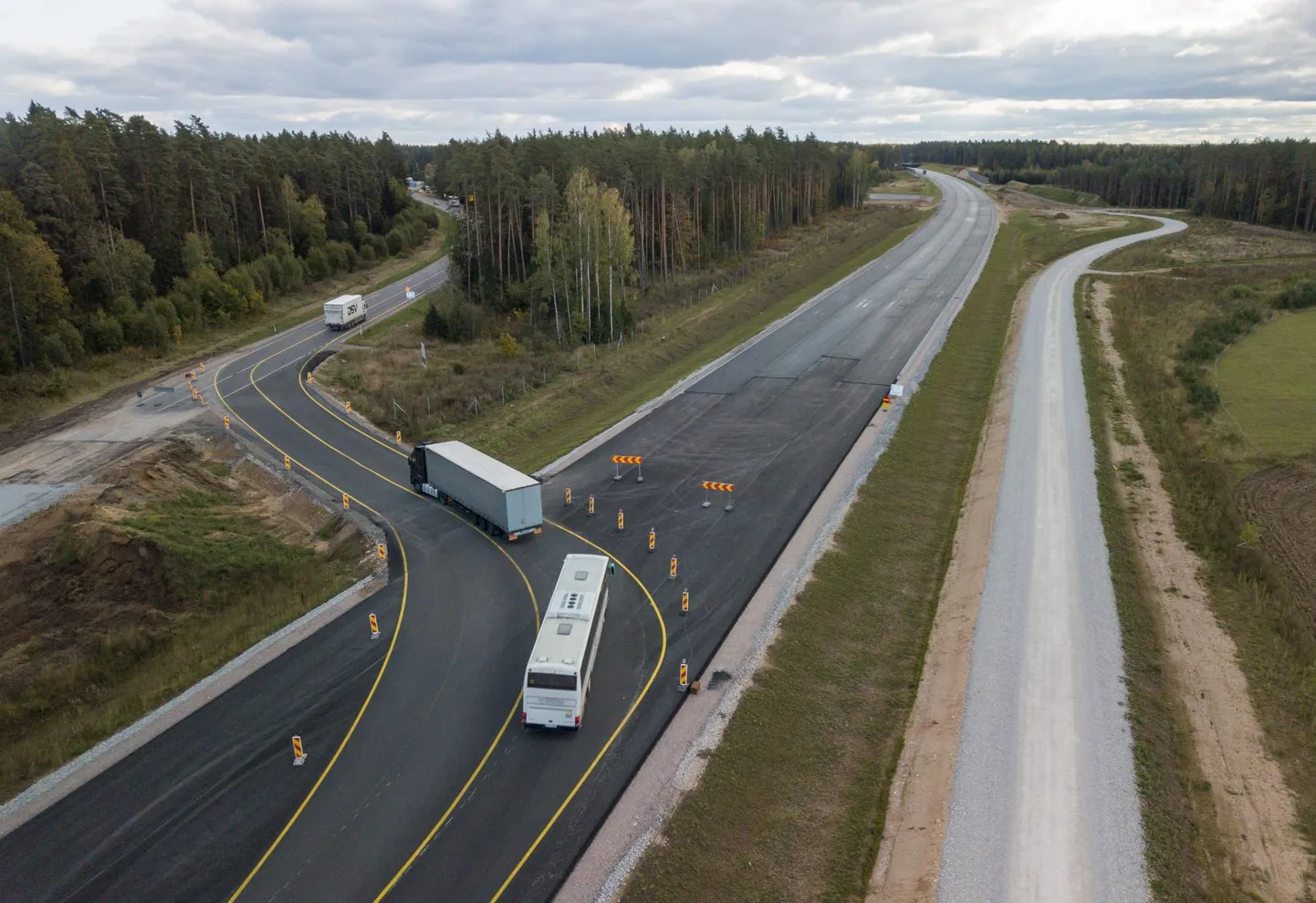Praegune koalitsioon on lubanud kõik suuremad maanteed teha neljarajaliseks, aga ehitus ise peaks suuremalt jaolt lahti minema järgmise valitsuse ajal. Pildil juba ehitatav Kose-Ardu teelõik.