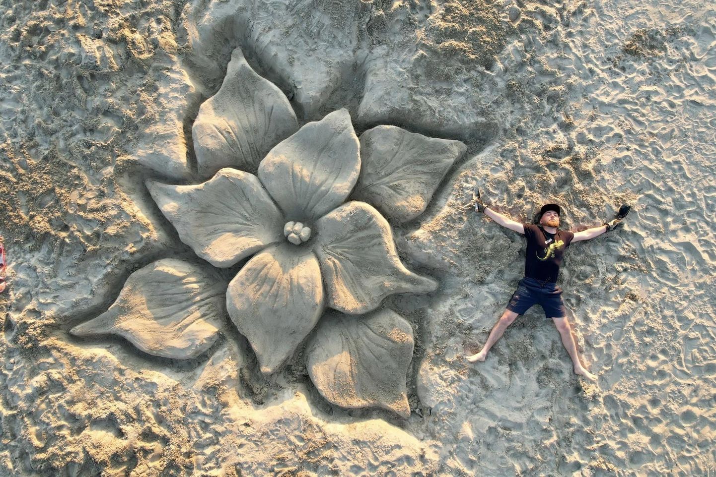 Скульптура из песка на пляже Хаабенеэме и ее автор Эдуард.