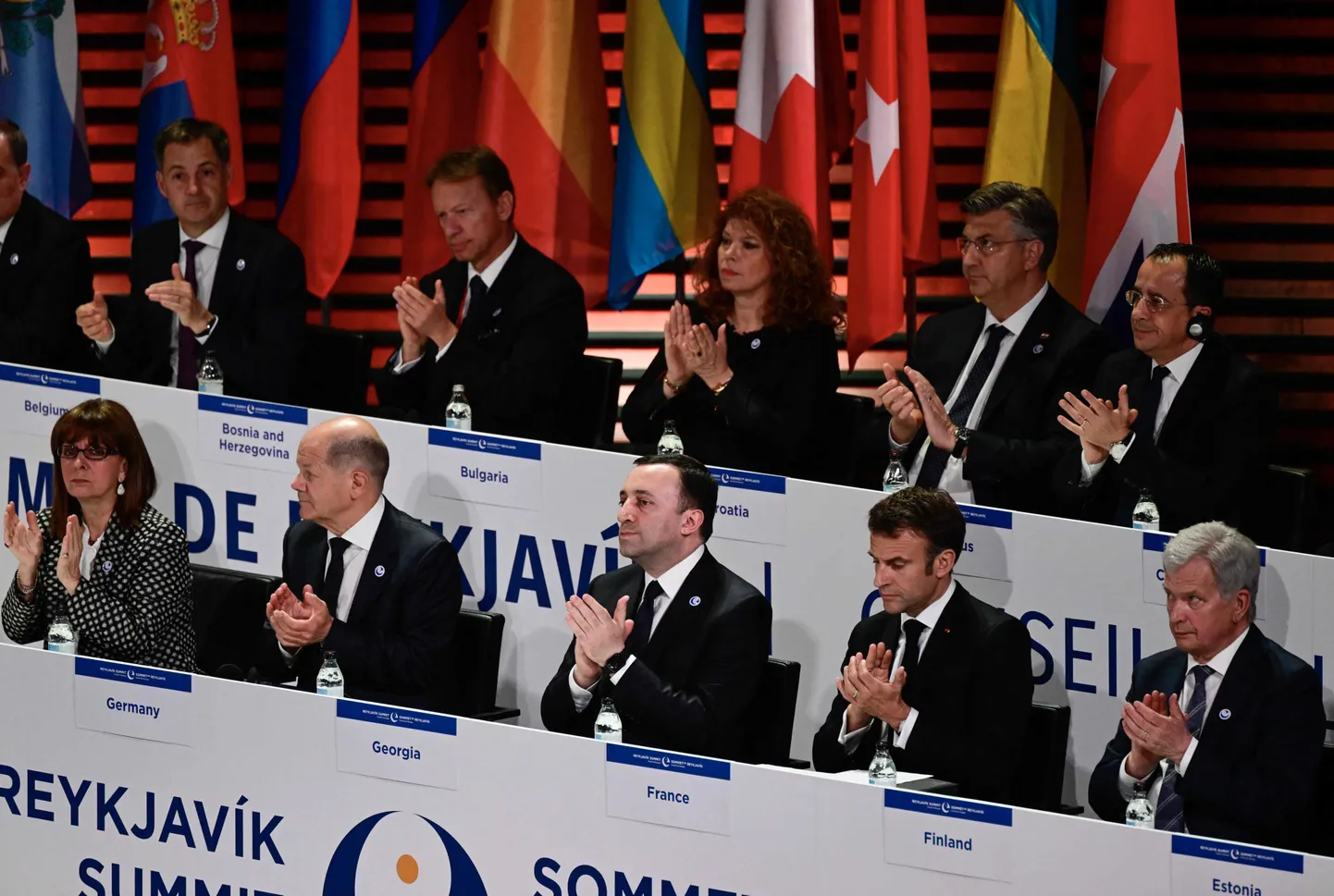 Euroopa Nõukogu kohtumine Reykjavikis. Muuhulgas osalesid (alumises reas vasakult): Saksamaa liidukantsler Olaf Scholz, Gruusia peaminister Irakli Garibashvili, Prantsusmaa president Emmanuel Macron ja Soome president Sauli Niinistö.