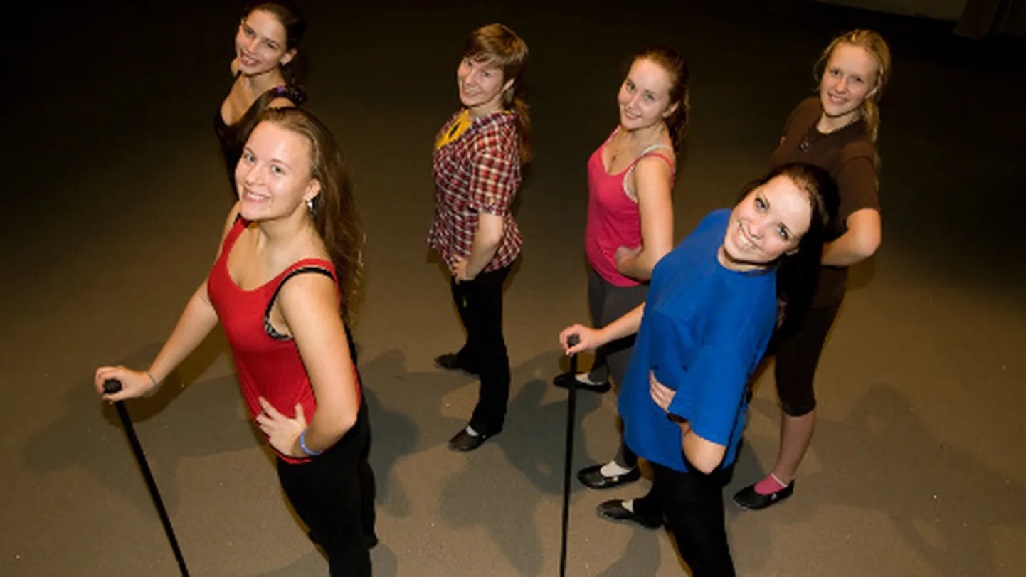 "Teeme ära!" kinnitavad Irina, Anniki, Katja, Aleksandra, Jana ja Julia, et "Laulupealinna" finaalsaates tantsimine neil jalga värisema ei pane.