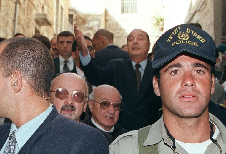 Prantsusmaa toonasel presidendil Jacques Chiracil (keskel tõstetud kätega) tekkis 1996. aasta sügisel Jeruusalemma Püha Anna kirikus konflikt teda saatnud Iisraeli julgeolekutöötajatega.