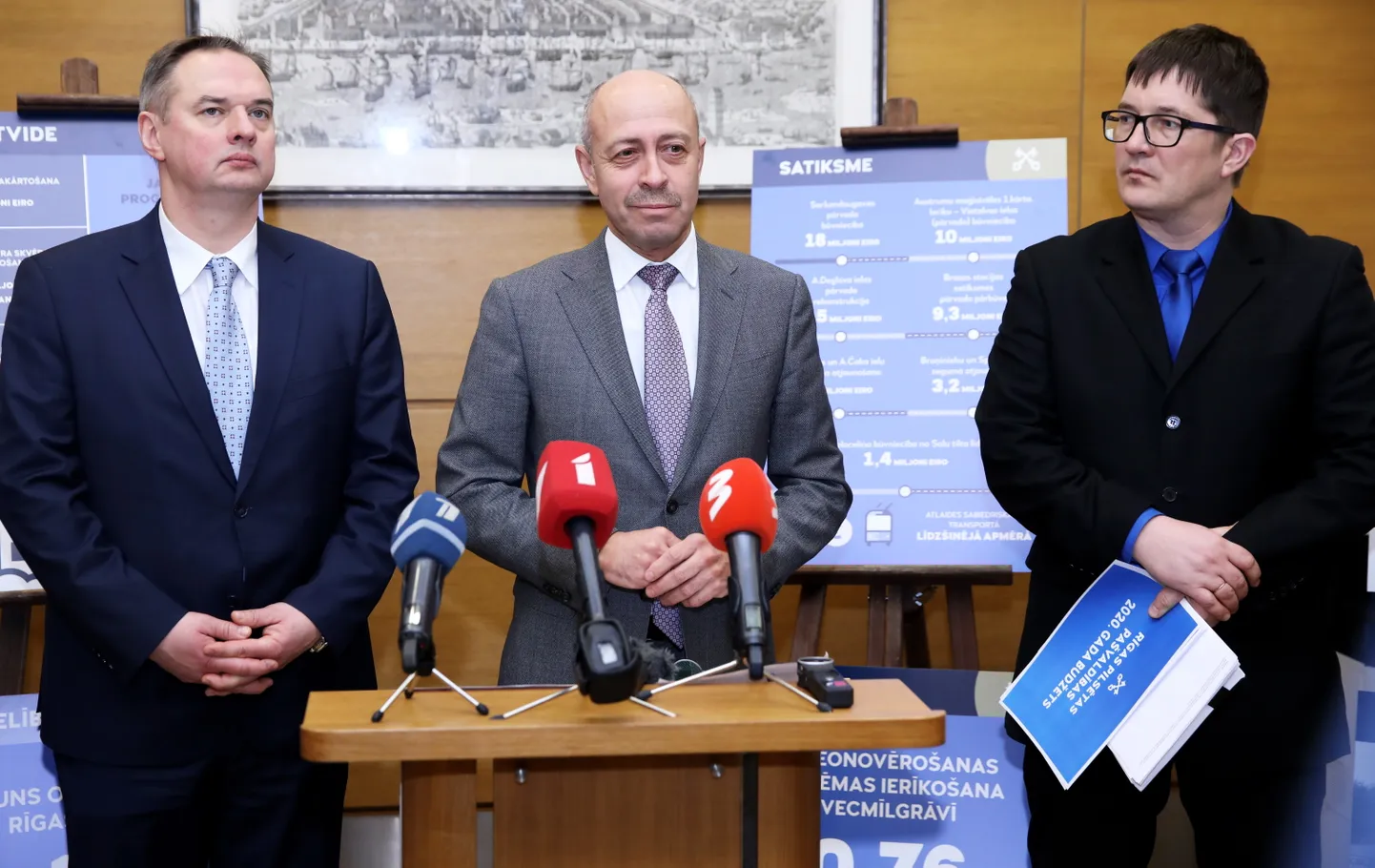 Rīgas pilsētas izpilddirektors Juris Radzevičs, Rīgas domes priekšsēdētājs Oļegs Burovs un Rīgas domes Finanšu departamenta direktora pienākumu izpildītājs Uldis Rakstiņš