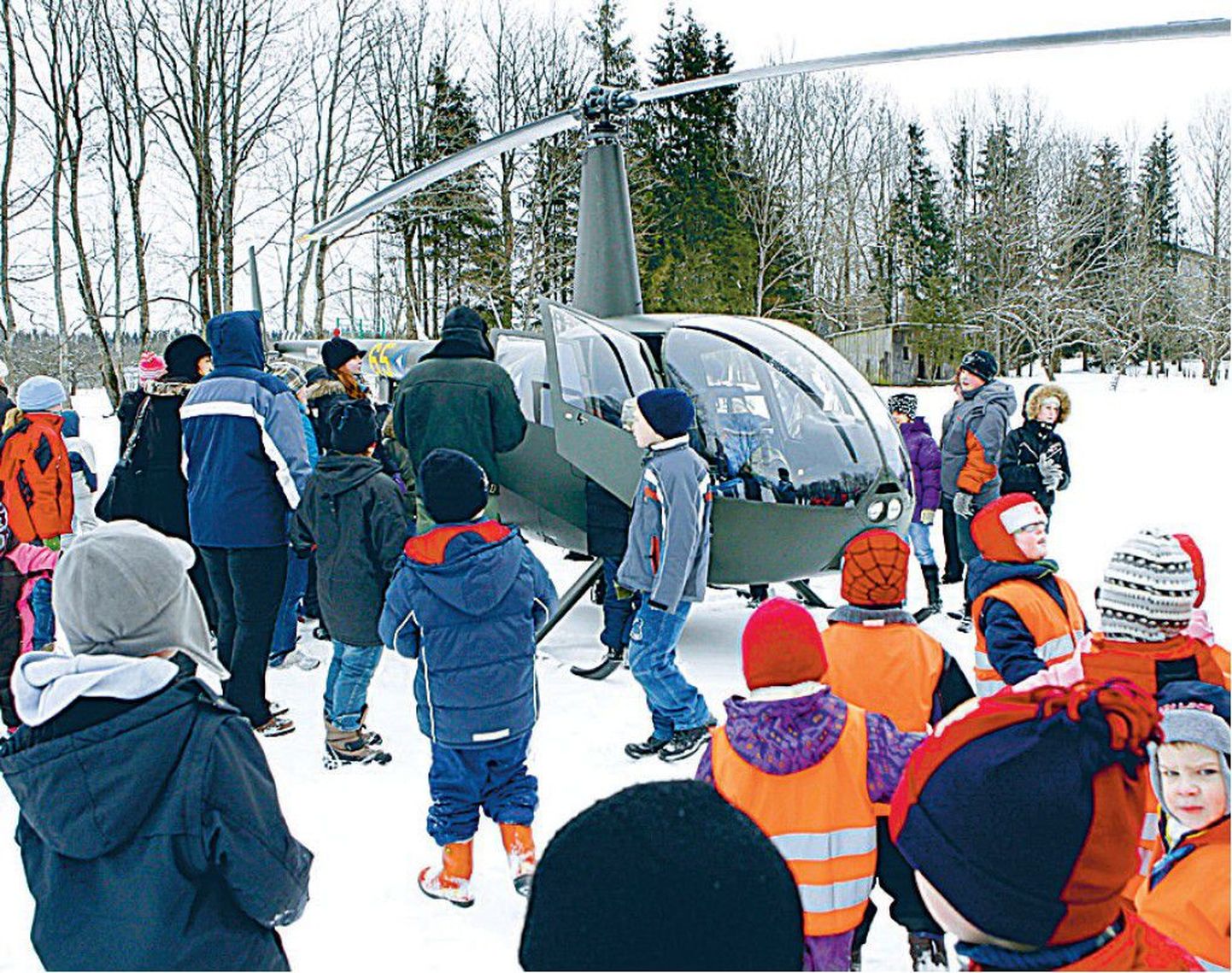 Kopteriga Sürgavere kooli lastega kohtuma lennanud Valmar Vingisaar  tunnistab, et kardab tegelikult kõrgust.
