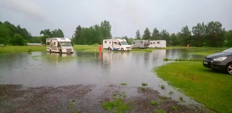 Lemmetsas Lõosilma talus asuv aurokaravanide kämping muutus saju järel basseiniks.