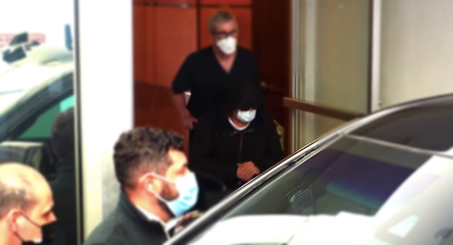 Brad Pitt 14. märtsil kliinikust väljumas.