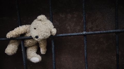 Kurzemē vecāki ilgstoši pakļāvuši savus sešus bērnus vardarbībai