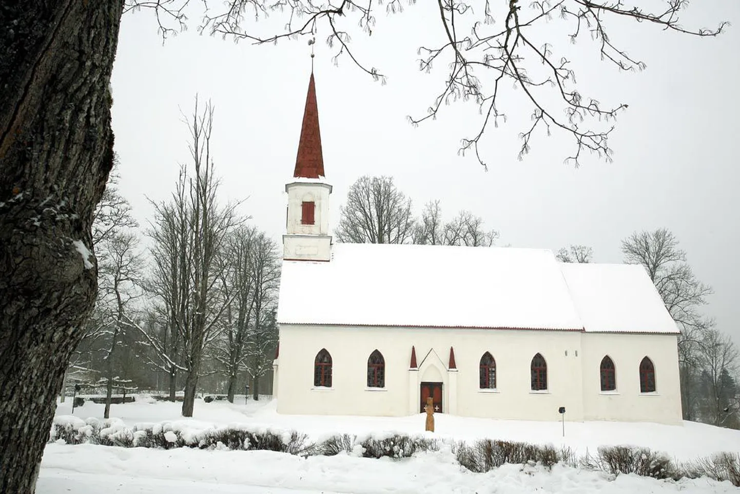 Saarde Katariina kirik ehitati 1858-59 kohale, kus varem asus 1684. aastal valminud pühakoda, mis ehitati pärast Jäärja kirikuhoone lagunemist. Jäärja kiriku pikka peenikest torni olla kiviga visanud Kikeperas elanud kurat, kuid polnud tabanud ja kivi maandunud kohta, kus nüüd seisab Saarde kirik.