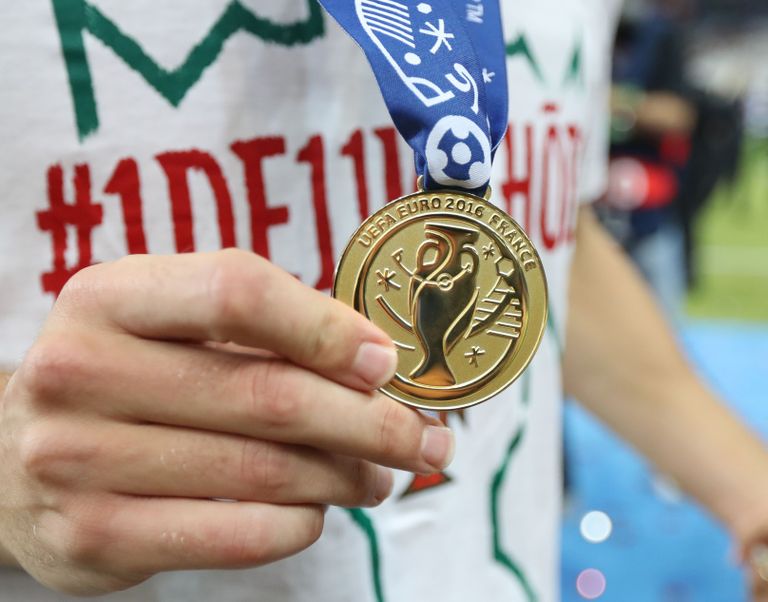Jalgpalli EMi kuldmedal suures plaanis. Foto: Sportimage/PA Images 