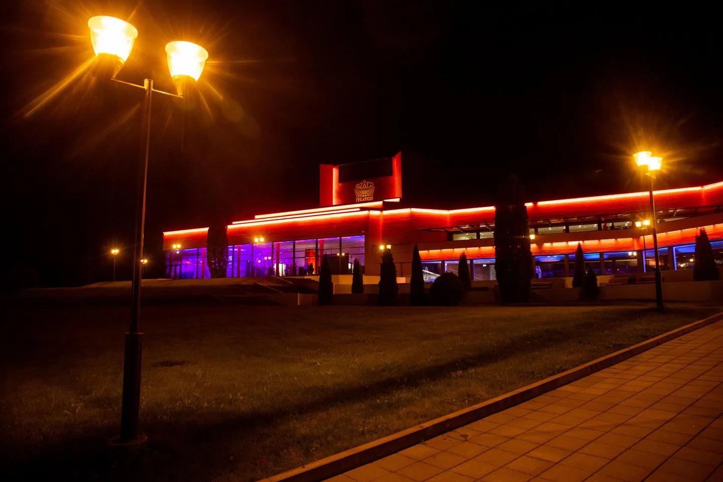 Ugala teater käivitab homsest lähisuhtevägivallateemalised etenduse-eelsed vestlusringid.