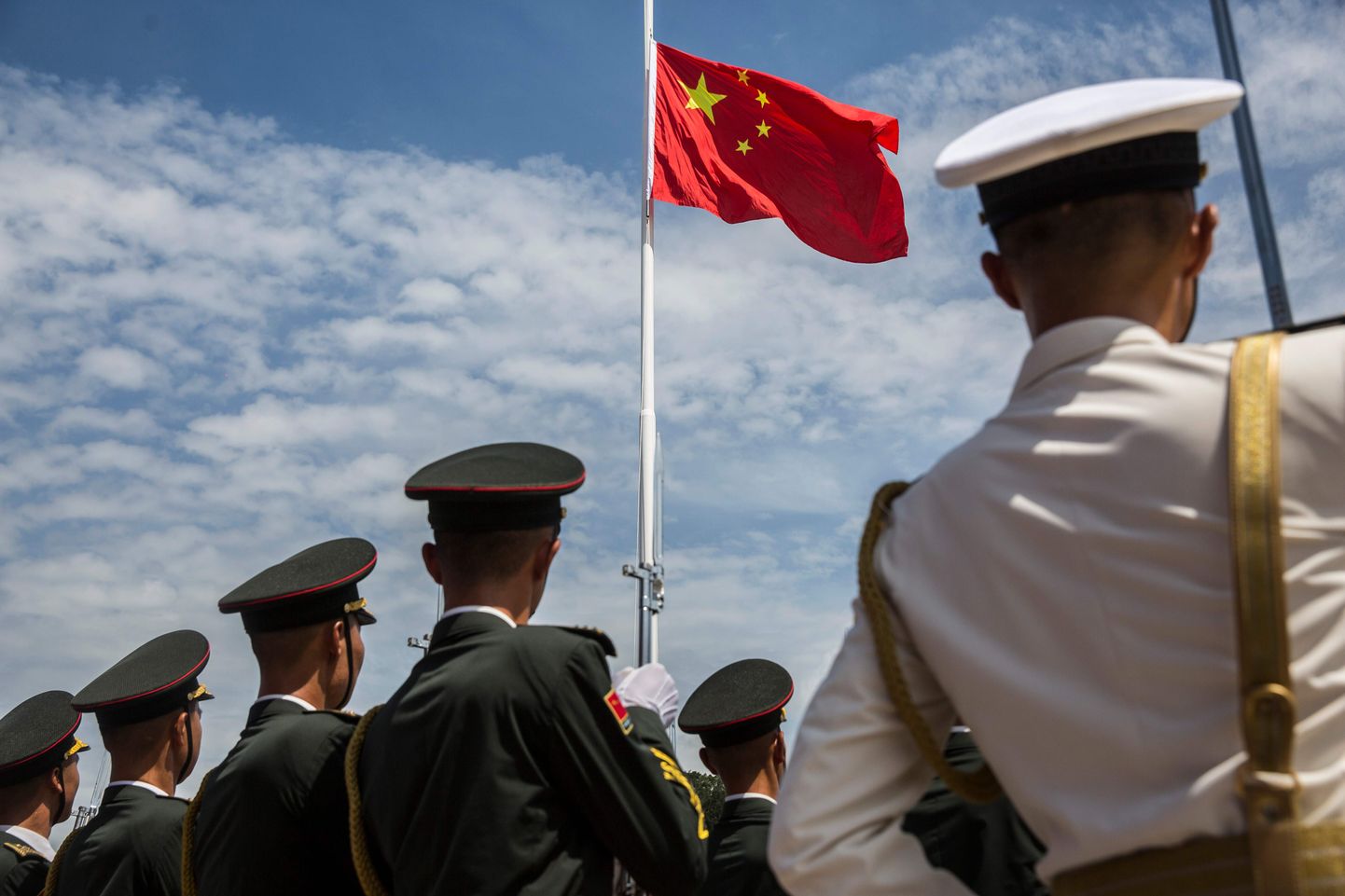Hongkongis asuva Hiina garnisoni sõdurid lipuheiskamistseremoonial.