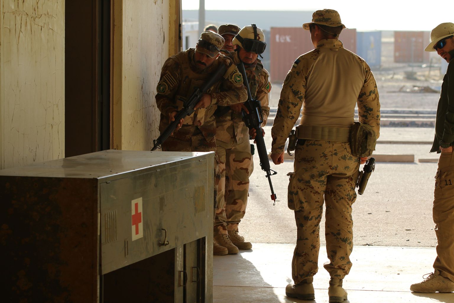 Iraagi armee võitlejad Eesti instruktoritega väljaõppel.