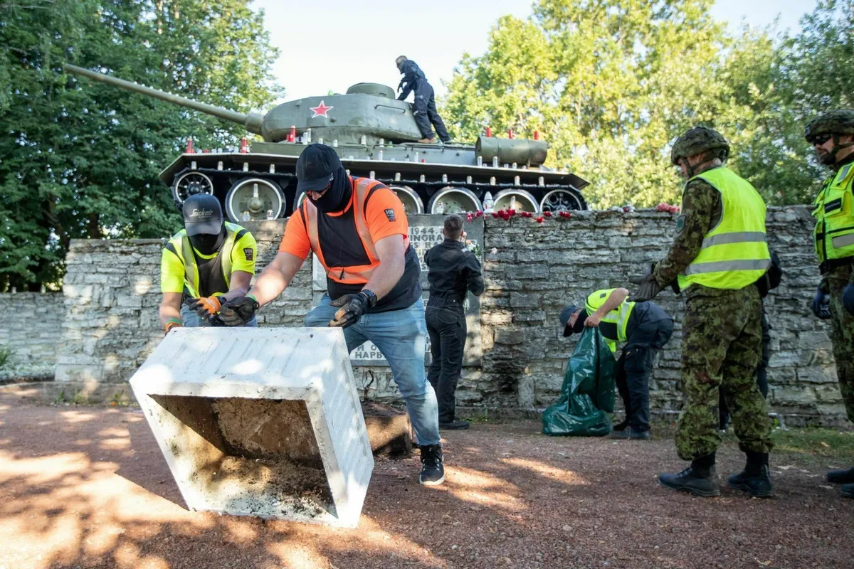 Narva tankimonumendi juurest kõrvaldati kaks suve tagasi sisuliselt kõik elemendid, alates lillepottidest ja postamendist ning lõpetades tanki endaga.