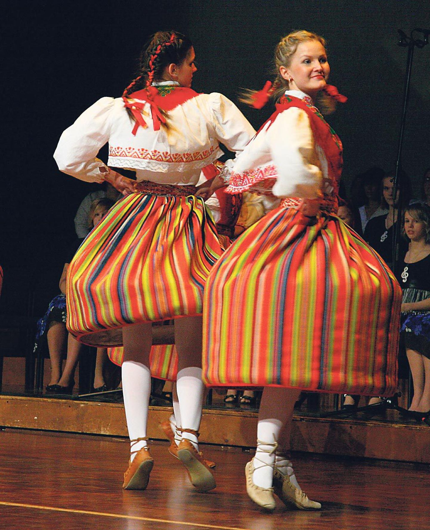 Kajaka tantsijate ja Argentum Voxi lauljate (fotol tagaplaanil) koostöös sünnib sel laupäeval Pärnu kontserdimajas suurejooneline juubelikontsert.