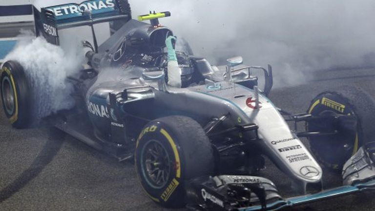 Niko Rosbergs pēc čempiona titula izcīnīšanas 