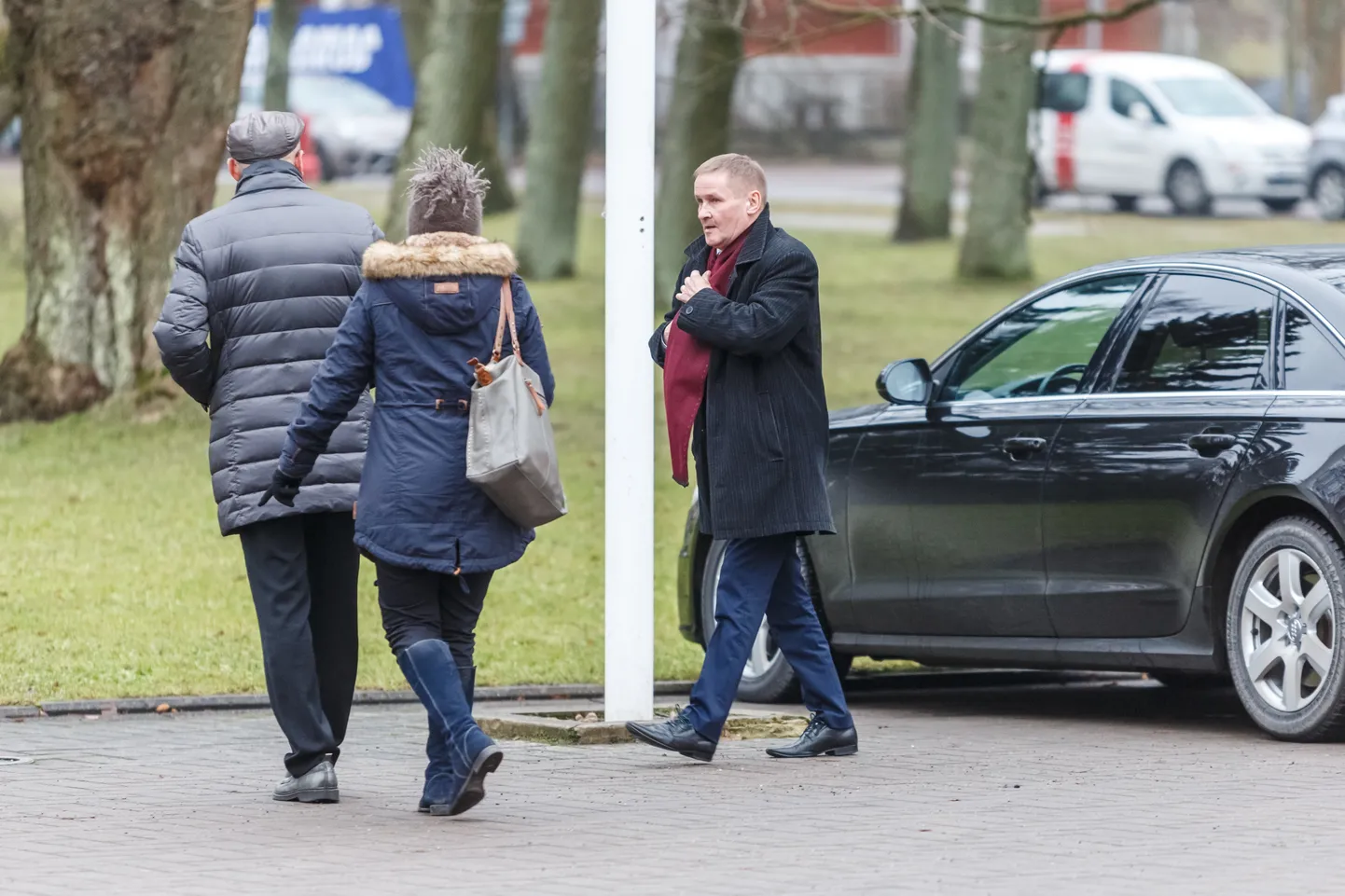 Riigihalduse minister Jaak Aab saabumas autoga vabariigi presidendi lõunasöögile.